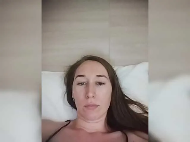Ellidi – webcam model profile photo Image 17