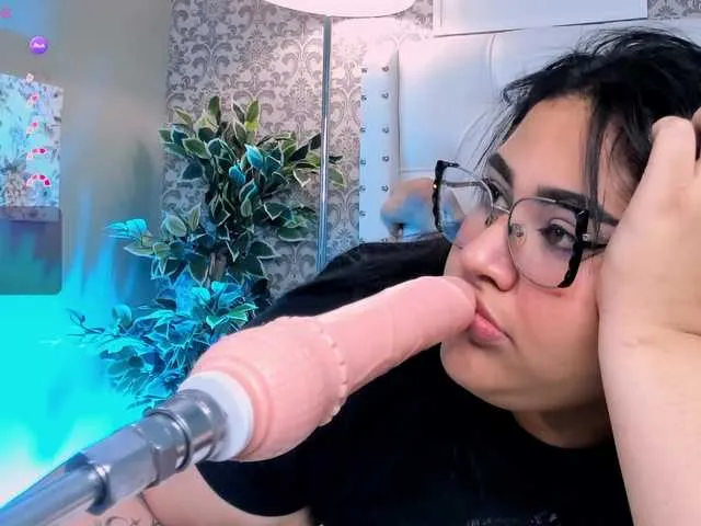 yummylaylax – webcam model profile photo Image 13