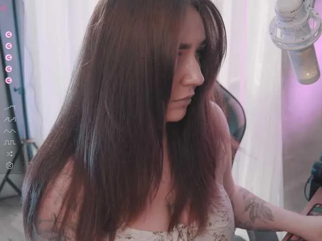 Ellidi – webcam model profile photo Image 3