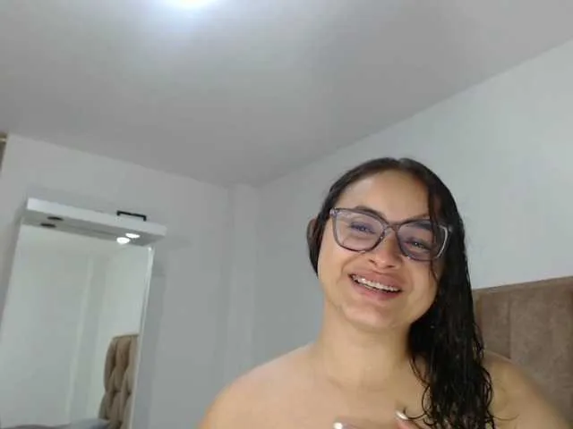MiaLiaHot – webcam model profile photo Image 2