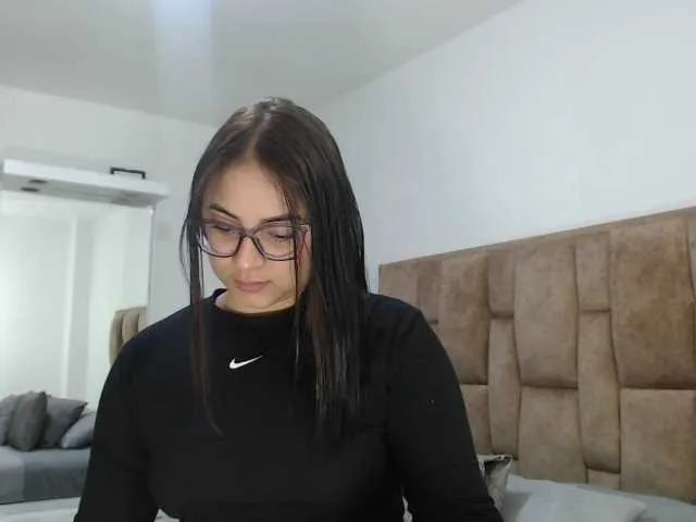 MiaLiaHot – webcam model profile photo Image 3