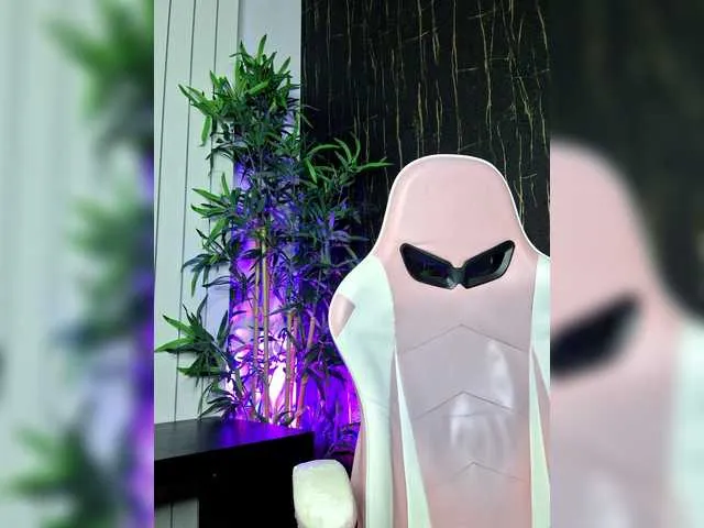 little__sophie18 – webcam model profile photo Image 11