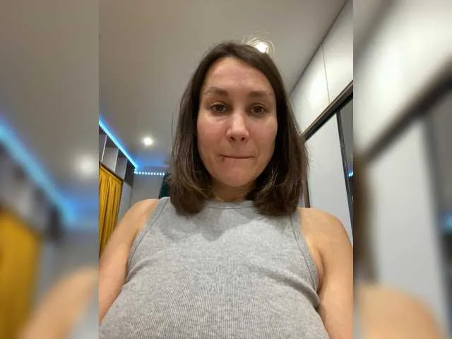 glossybabe_ – webcam model profile photo Image 4