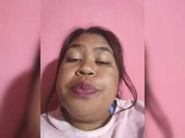 MinniMia – webcam model profile photo Image 4