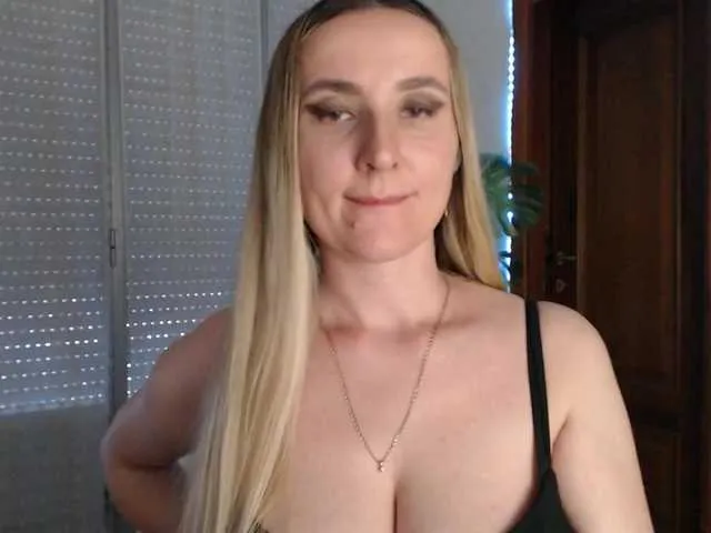 KiraNika – webcam model profile photo Image 10