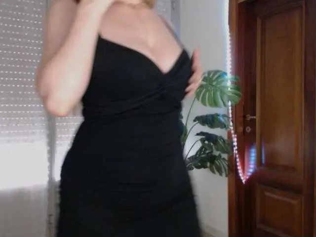 KiraNika – webcam model profile photo Image 3