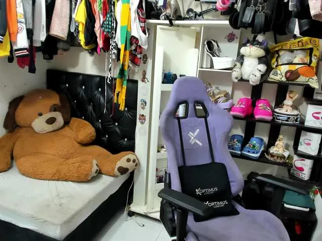 shiny-lily – webcam model profile photo Image 7