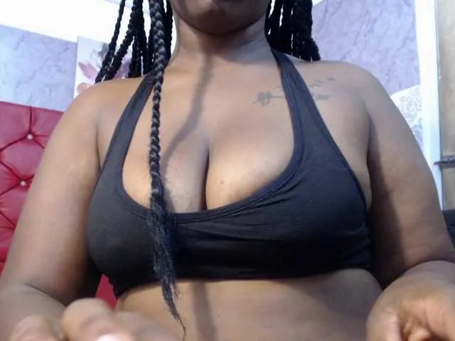 SheOnShe – webcam model profile photo Image 2