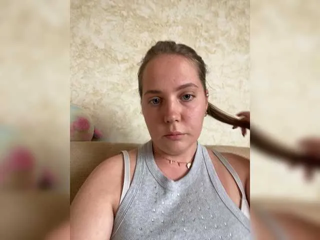 Likachkaa – webcam model profile photo Image 3