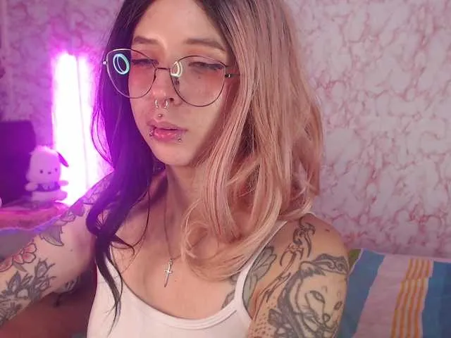 MinniMia – webcam model profile photo Image 6