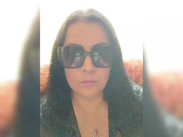 shiny-lily – webcam model profile photo Image 4