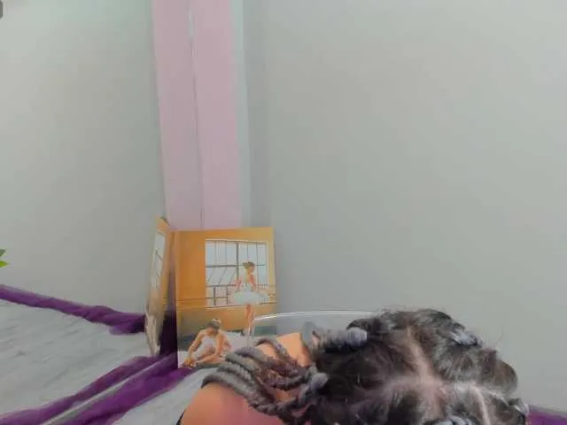 loracolins – webcam model profile photo Image 13