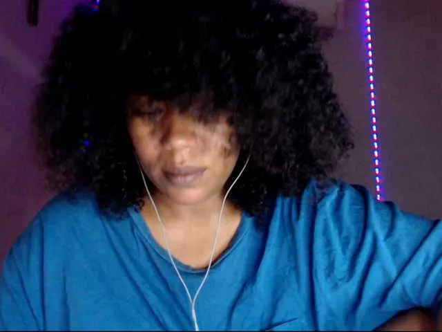 MinniMia – webcam model profile photo Image 5