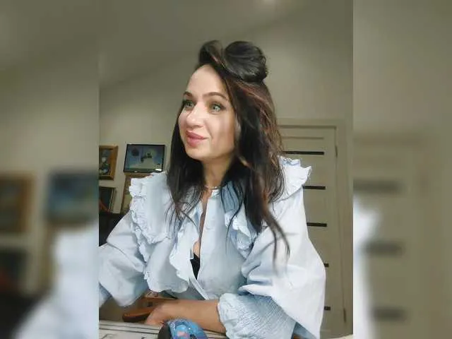 MiaLiaHot – webcam model profile photo Image 16