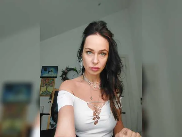 MiaLiaHot – webcam model profile photo Image 4
