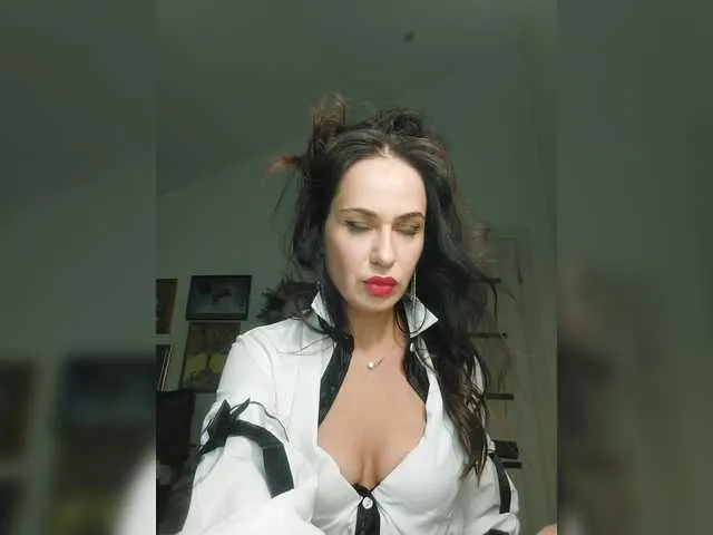 MiaLiaHot – webcam model profile photo Image 7
