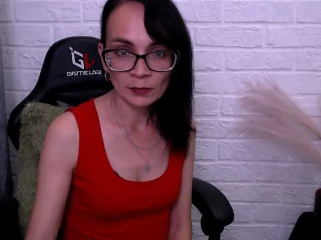 SheOnShe – webcam model profile photo Image 10