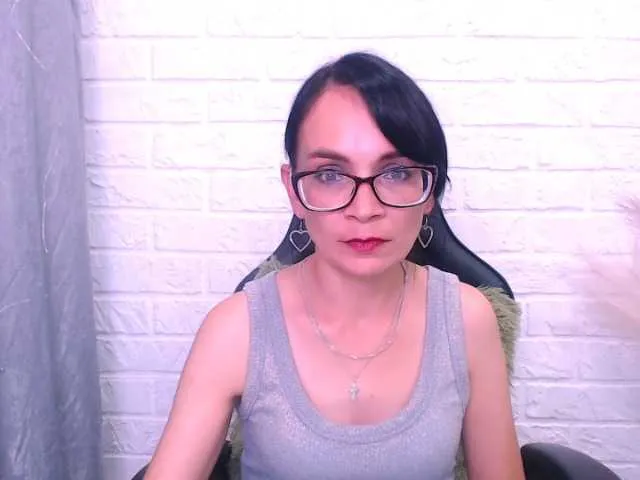 SheOnShe – webcam model profile photo Image 6