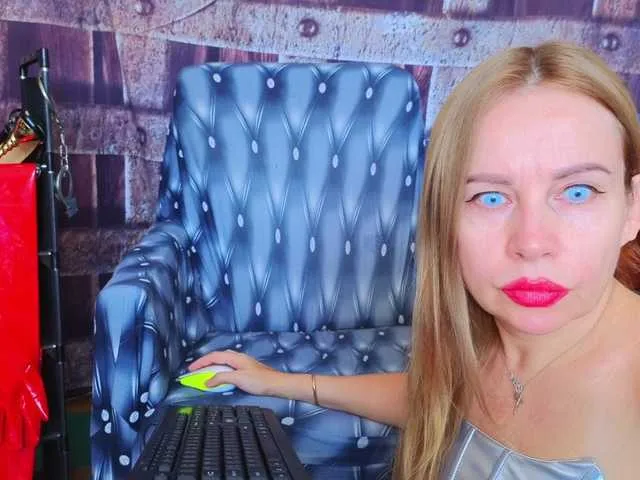 shiny-lily – webcam model profile photo Image 11