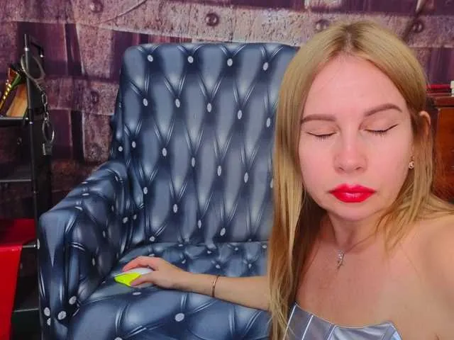 shiny-lily – webcam model profile photo Image 14