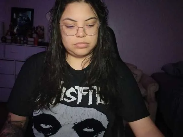 saraloverays – webcam model profile photo Image 4