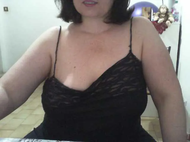 krissone – webcam model profile photo Image 3