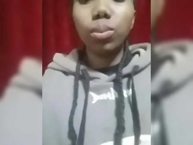 MinniMia – webcam model profile photo Image 9