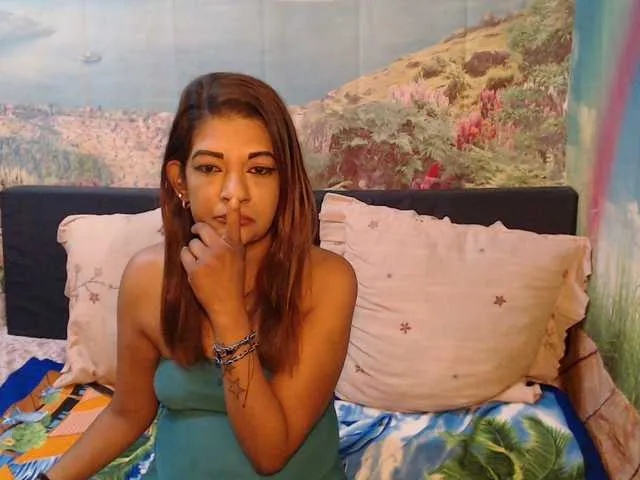 MinniMia – webcam model profile photo Image 11