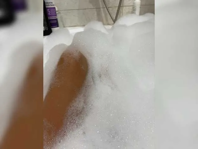 Likachkaa – webcam model profile photo Image 2