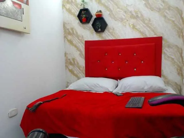 Issa-love – webcam model profile photo