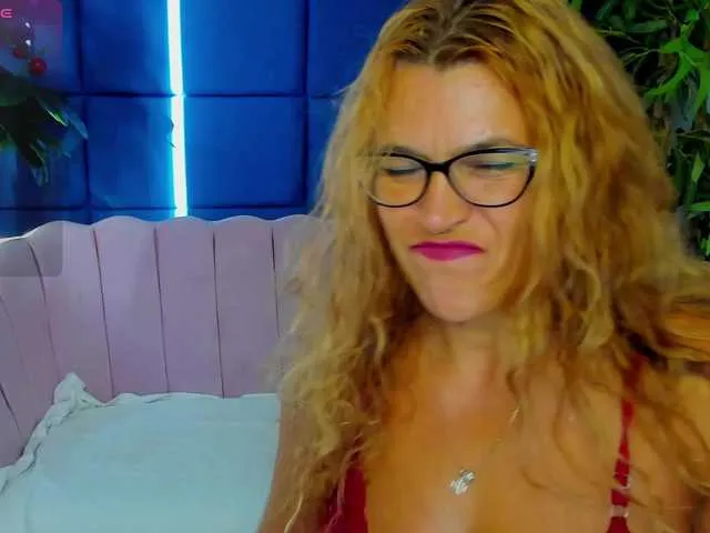 karolwhite_ – webcam model profile photo Image 6