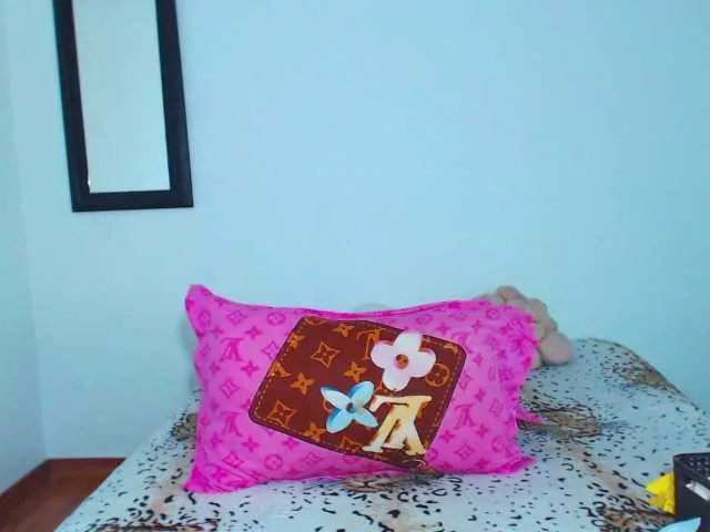 SheOnShe – webcam model profile photo Image 7