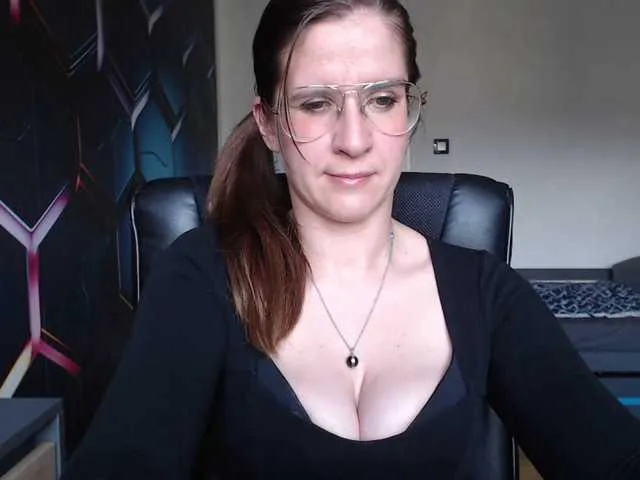 julyaandraul – webcam model profile photo Image 8