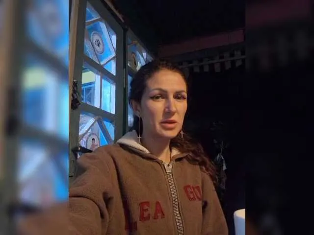 KiraNika – webcam model profile photo Image 4