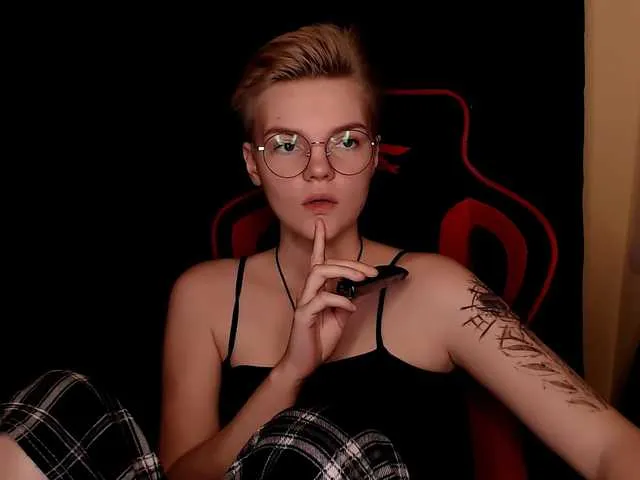 KrisNeal – webcam model profile photo