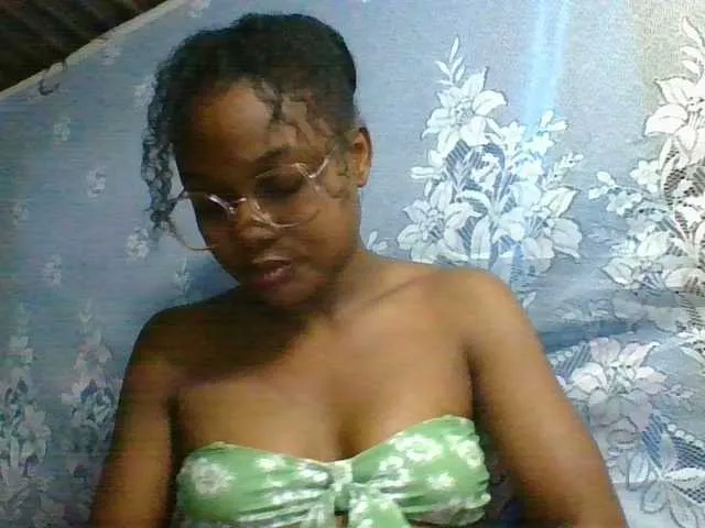 krissone – webcam model profile photo Image 2