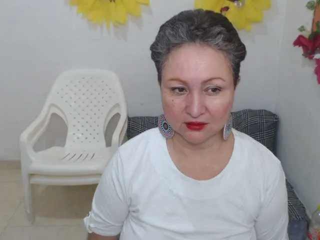 MinniMia – webcam model profile photo Image 15