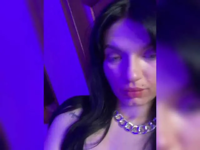 MiaLiaHot – webcam model profile photo Image 6