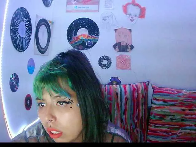 MinniMia – webcam model profile photo Image 3