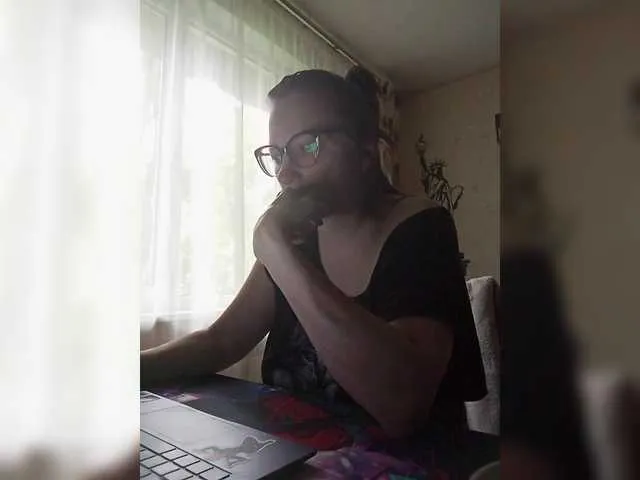 Ellidi – webcam model profile photo Image 10