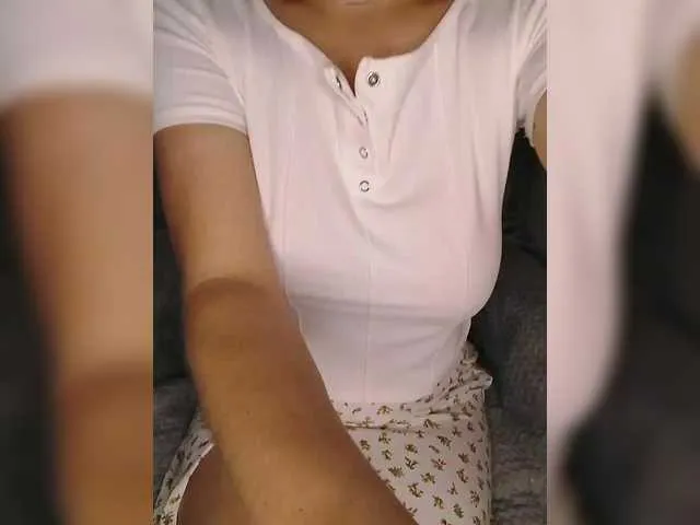 MiaLiaHot – webcam model profile photo Image 9