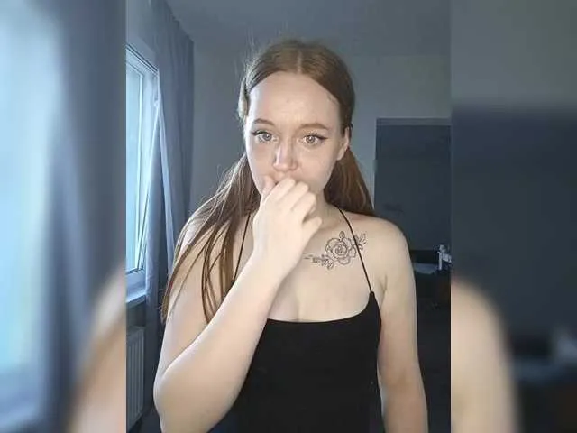 MiaLiaHot – webcam model profile photo Image 2
