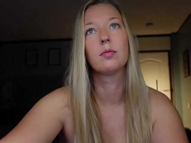 SquirtalPussy – webcam model profile photo Image 10