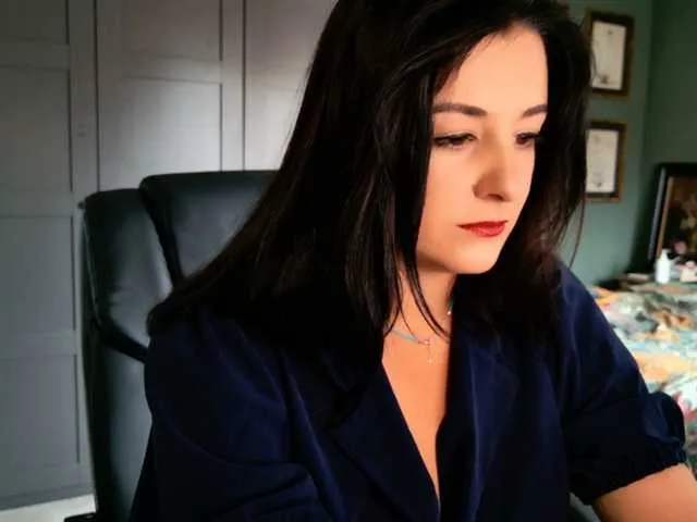 krissone – webcam model profile photo Image 3