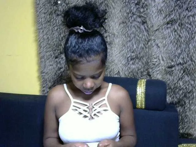 little__sophie18 – webcam model profile photo Image 8