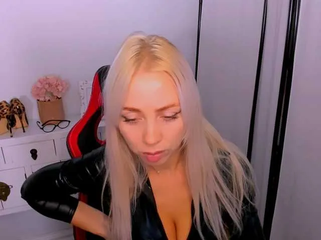 Lorablu – webcam model profile photo Image 10