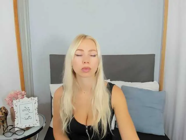 Lorablu – webcam model profile photo Image 11