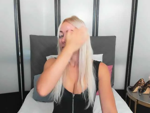 Lorablu – webcam model profile photo Image 5