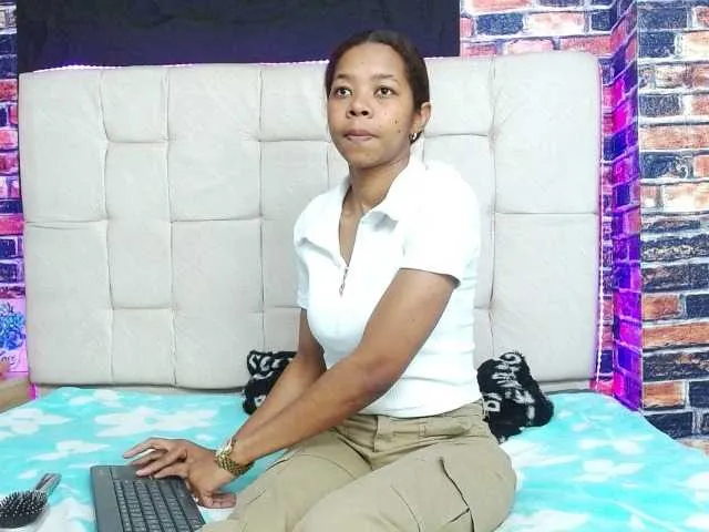 ella_squirt – webcam model profile photo Image 13