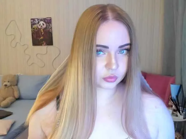 jucieLussie free chat on liveonude Image 10